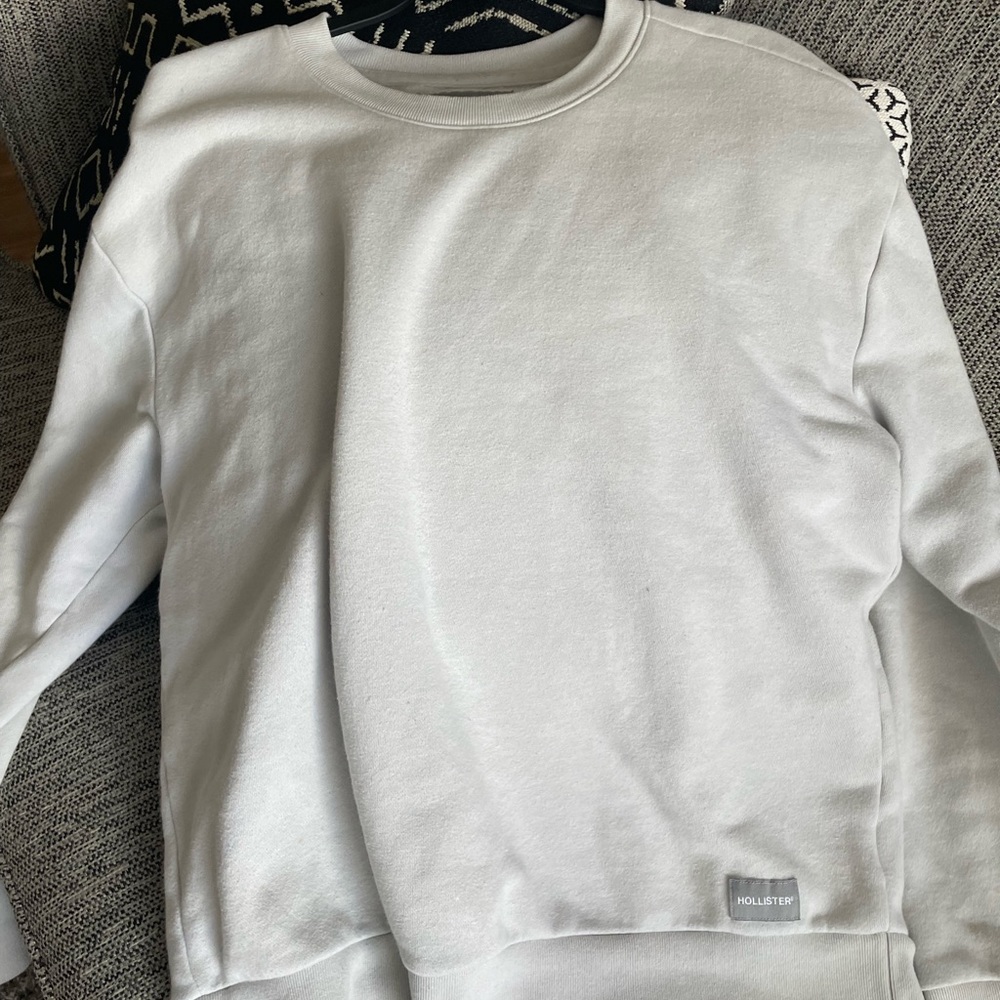 Hollister relaxed fit sweater (medium)